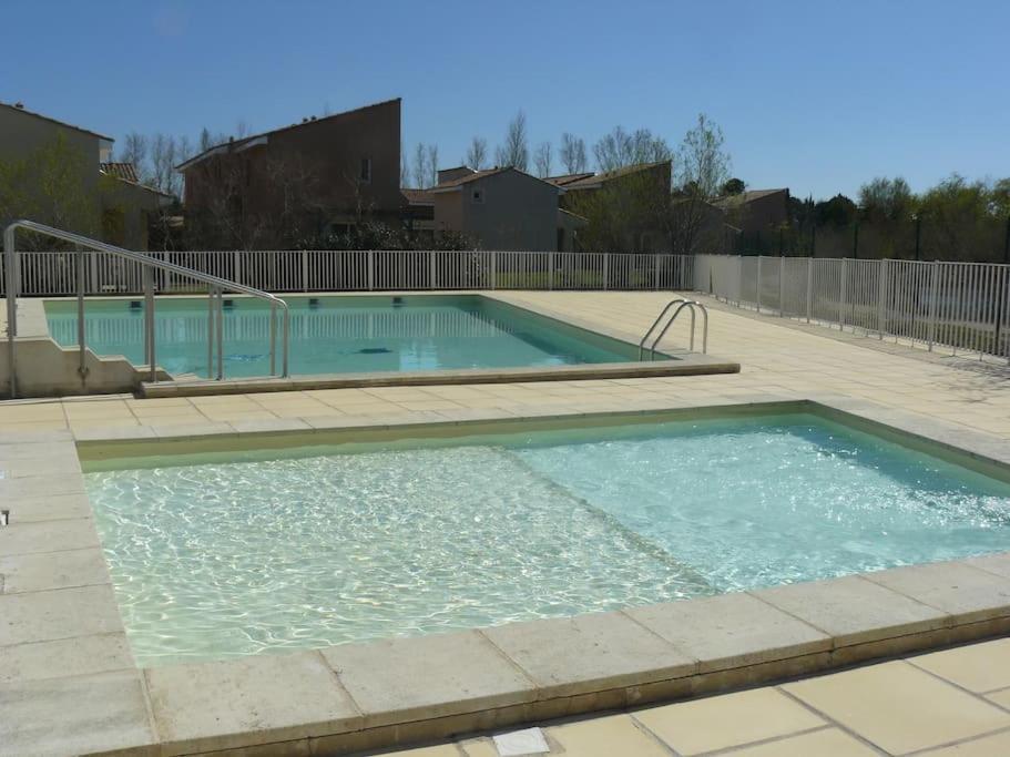 Le Petit Bonheur - Place Parking Privee - Clim - Terrasse - Piscine Partagee - Proche Parc Spirou Saint-Saturnin-lès-Avignon Exterior foto